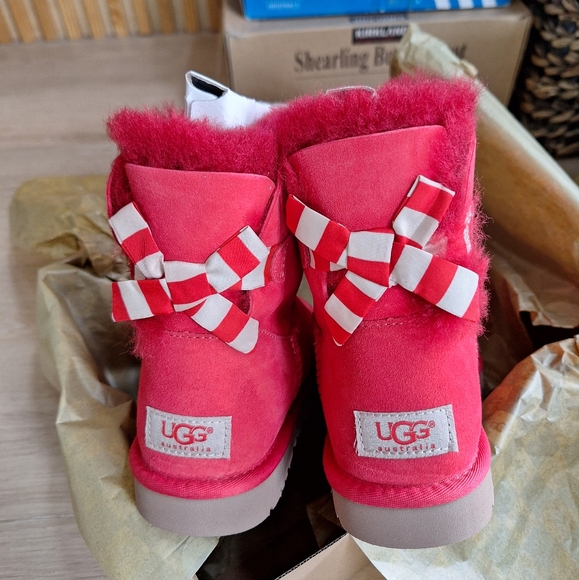 Womens Size 6 UGG Mini Bailey Bow Snow Boots Suede Red new in box - Picture 1 of 8